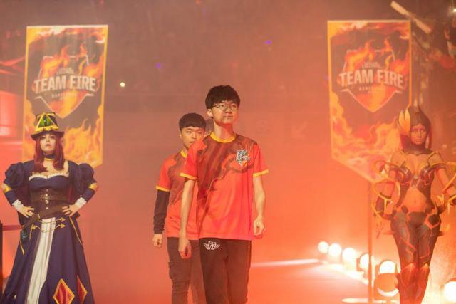 上自信地 上自信地